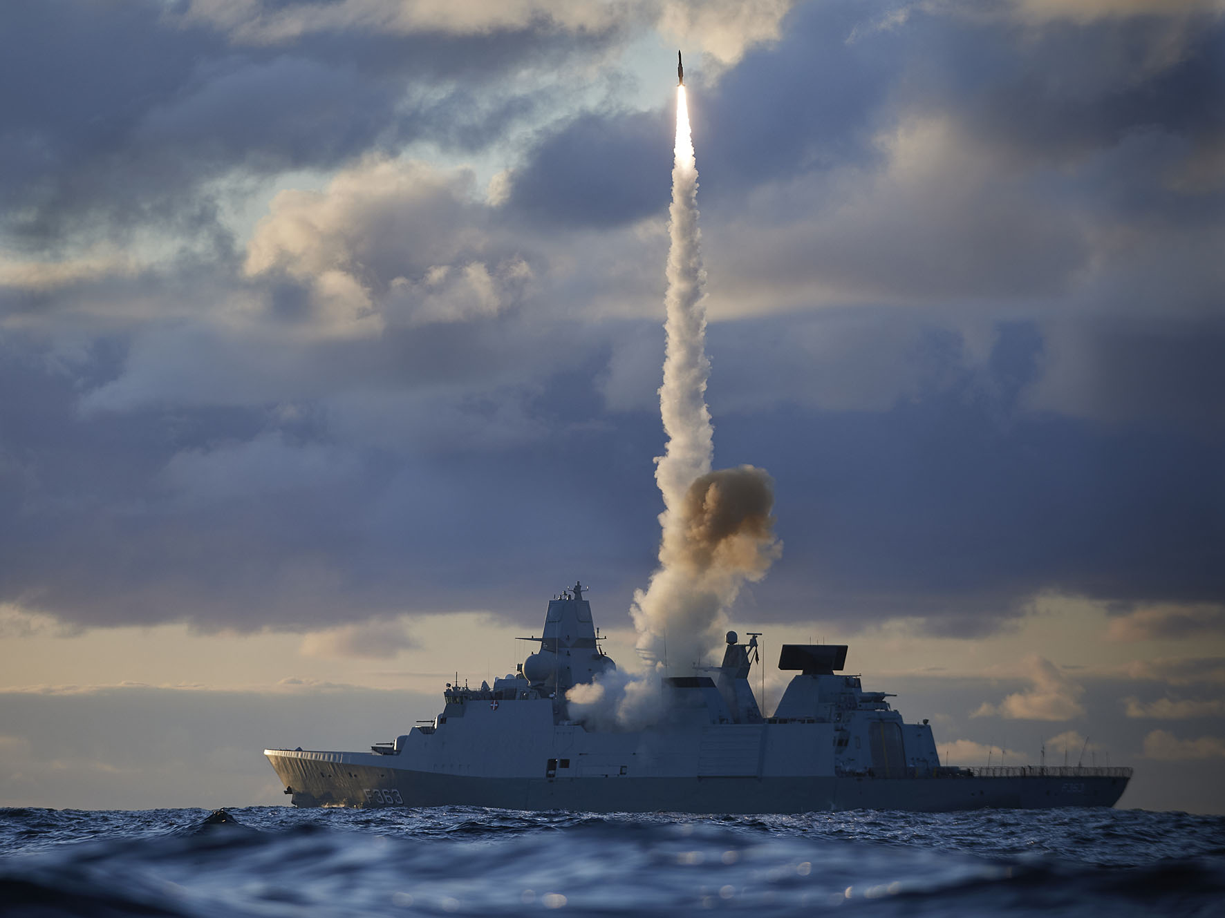 Fregatten NIels Juel affyrer SM-2 missil.