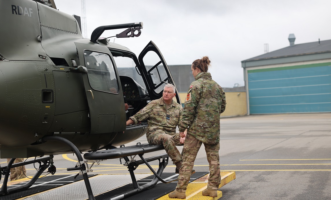 Chefen for FMI besøgte på dagen Helicopter Wing i Karup.