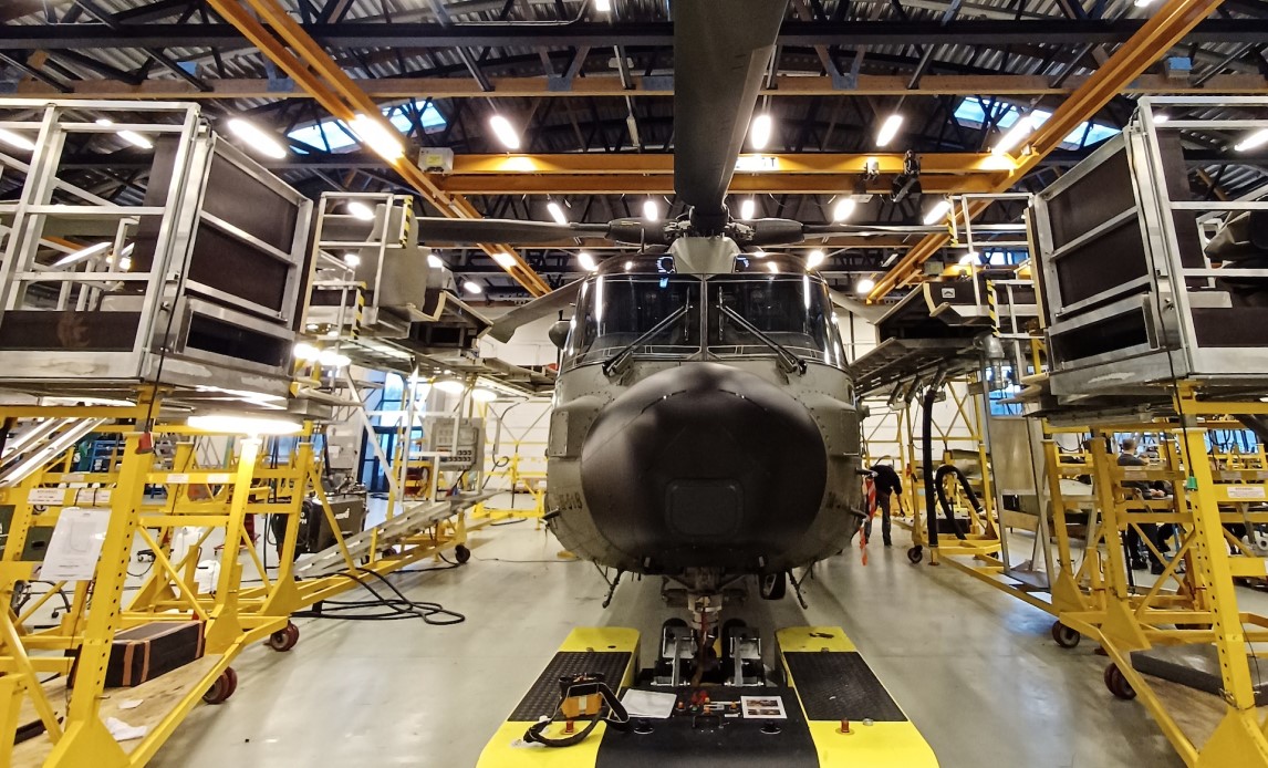 EH101-helikopteren og dens motor er certificeret inden for Danish Military Air Worthiness Requirements (DKMAR)-systemet.