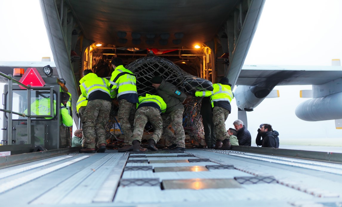 Første danske F-16 til Argentina læsses på argentinsk transportfly.