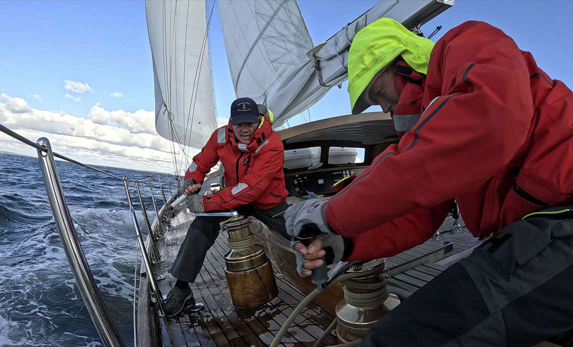 Forsejlet hales ind i bagbordsside på kryds gennem Årøsund.