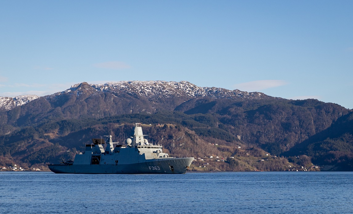 Dansk fregat træner mod ubåde i de norske fjorde