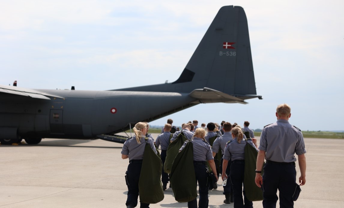Torsdag 23. maj 2024 gennemførte Forsvarsministeriets Materiel- og Indkøbsstyrelse sammen med Beredskabsstyrelsen en vellykket iklædningsøvelse hos Air Transport Wing i Aalborg.