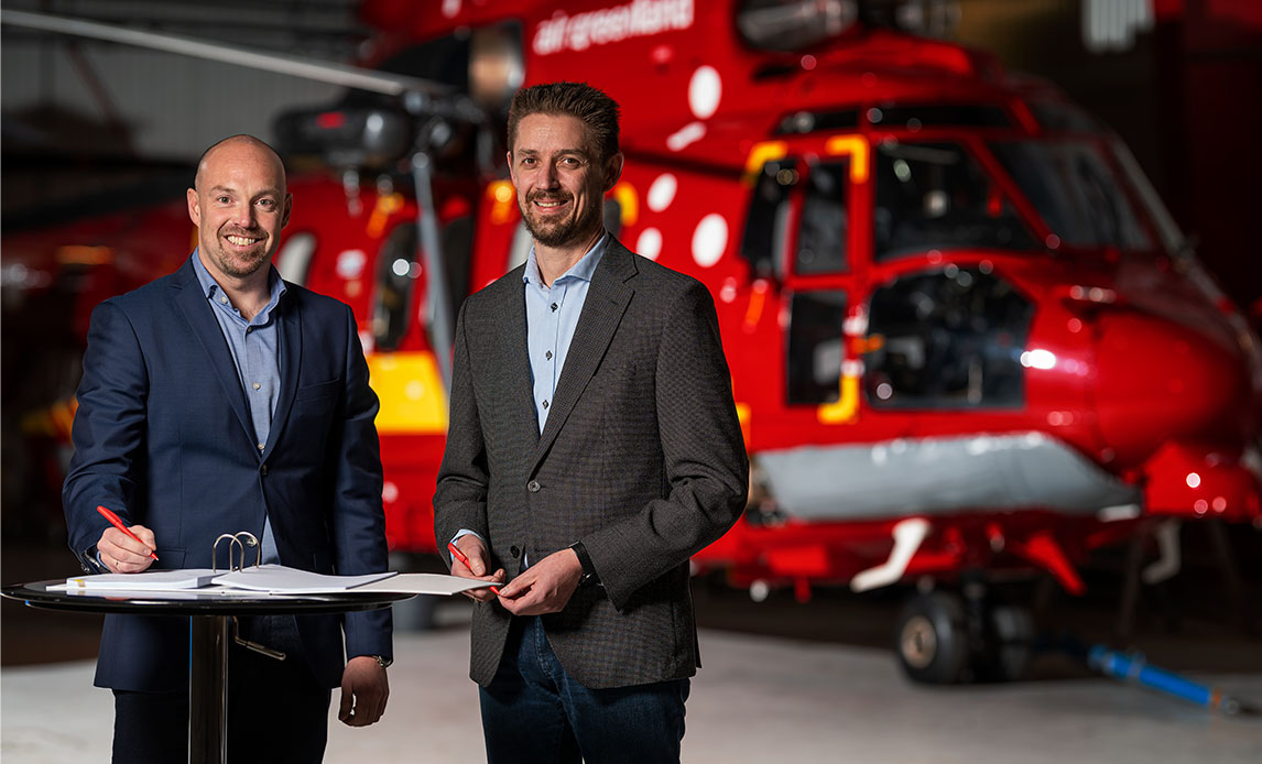 Air Greenlands direktør Jacob Nitter Sørensen underskriver SAR aftalen